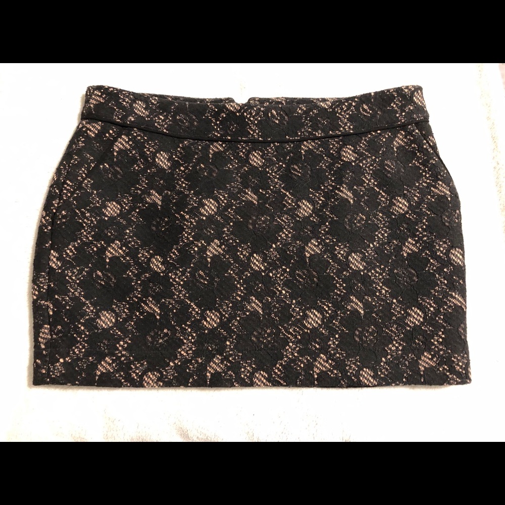 Lace, black and dusty pink mini skirt with zipper